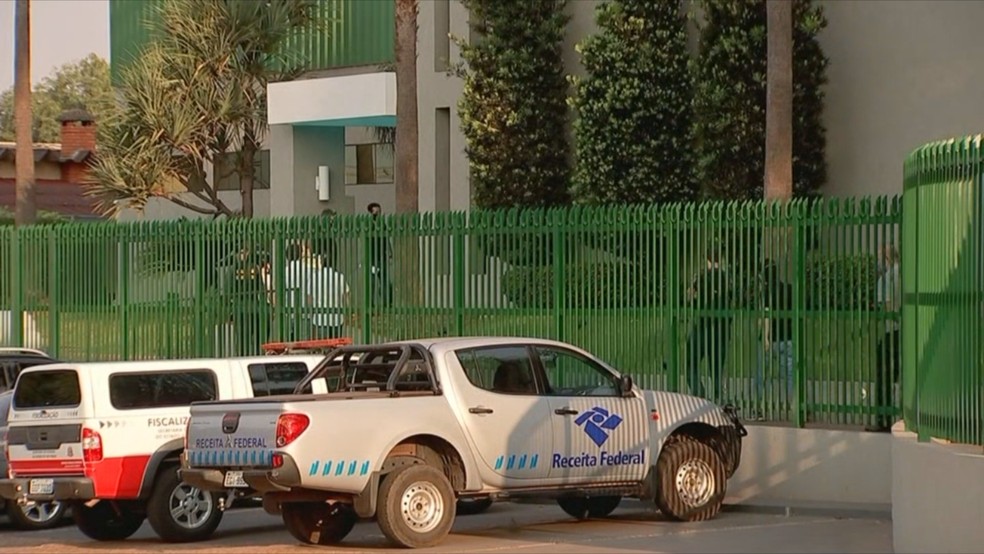 Equipes durante cumprimento de mandado de busca e apreensão em distribuidora de Olímpia — Foto: Reprodução/TV TEM 