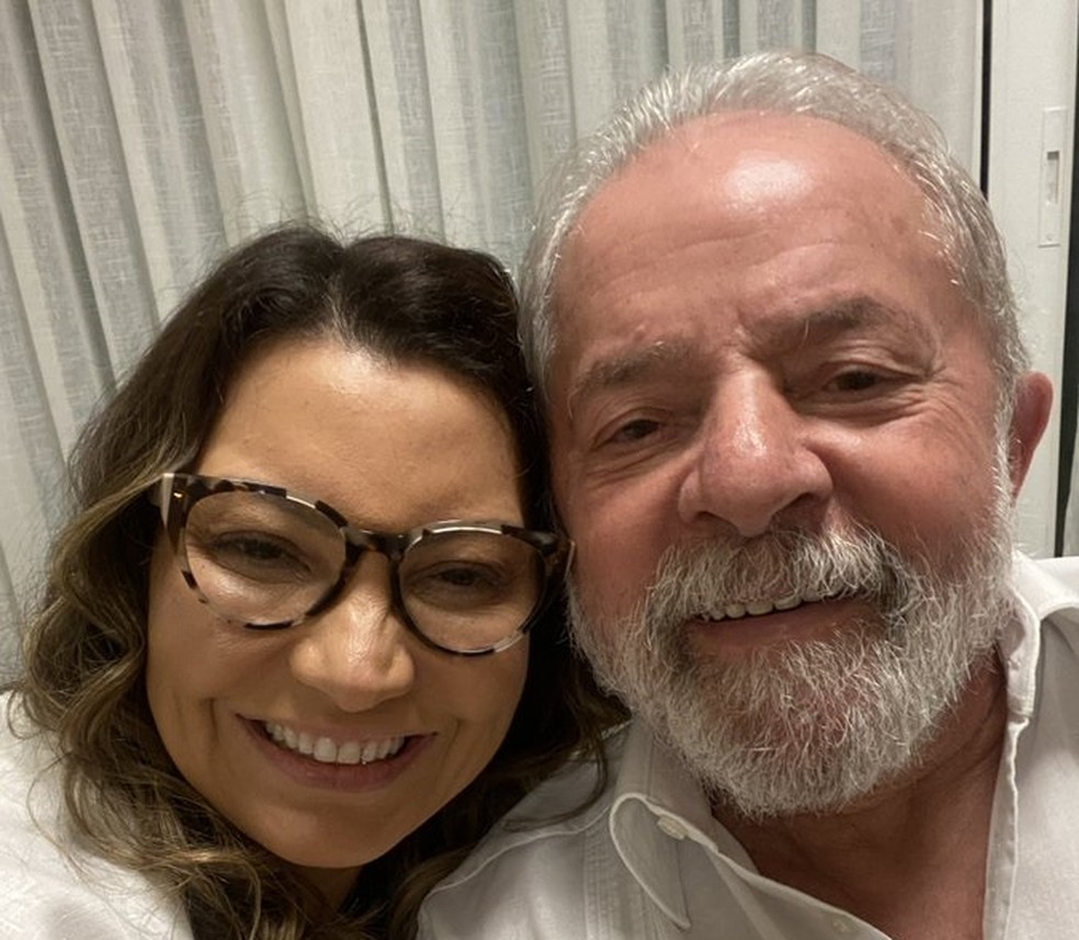 O ex-presidente Lula com a esposa, Janja, em foto publicada nas redes sociais. — Foto: Reprodução/Redes sociais