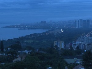 Céu amanheceu encoberto nesta quinta-feira em Porto Alegre (Foto: Reprodução/RBS TV)