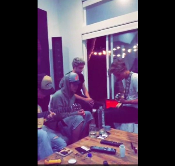 Justin Bieber, Niall Horan e Cody Simpson (Foto: Snapchat)