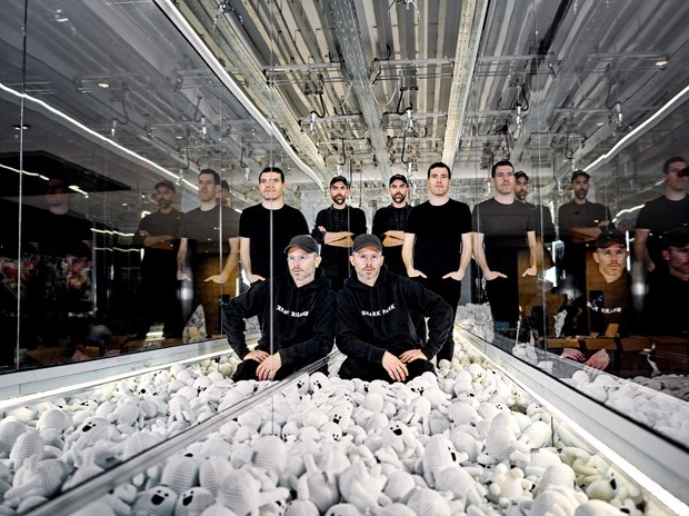 Snarkitecture cria 'labirinto de colunas' em estreia de exposição em NY (Foto: Divulgação)