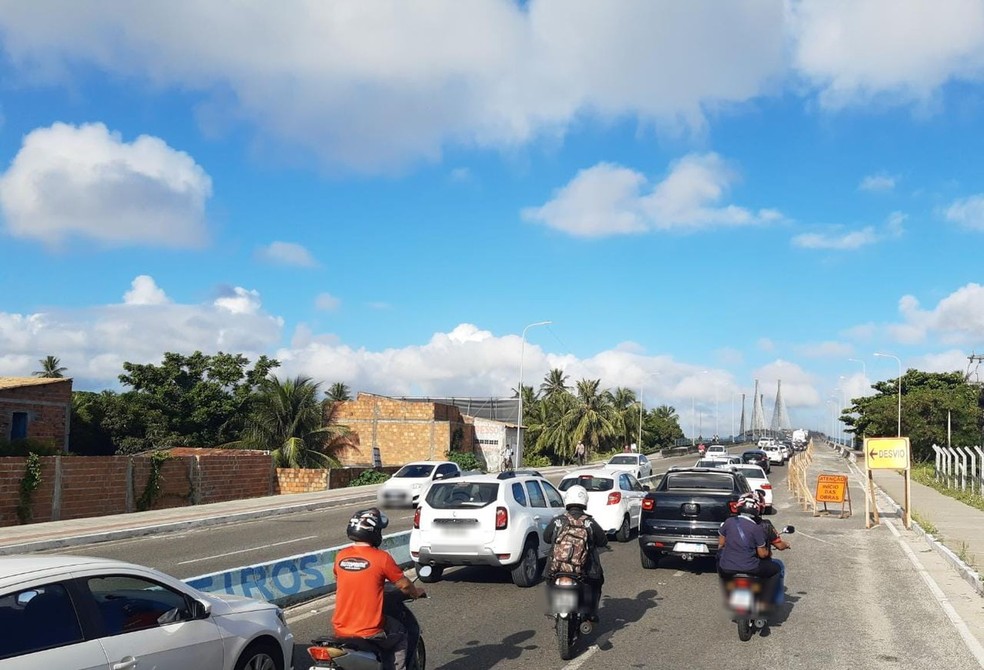 Obras na ponte entre Aracaju e Barra dos Coqueiros, em Sergipe, deixa trânsito em meia pista.  — Foto: Anderson Barbosa/ TV Sergipe