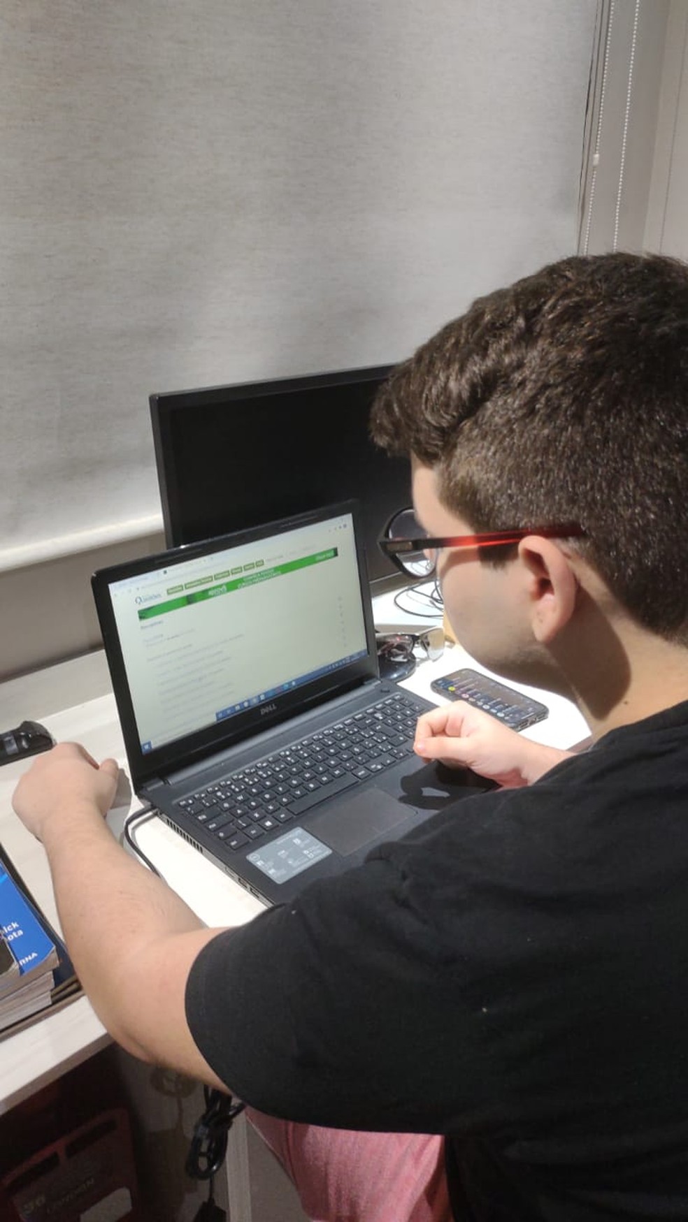 Volta às aulas de forma remota exigiu adaptação na rotina de pais, mães, alunos e professores. — Foto: Arquivo Pessoal