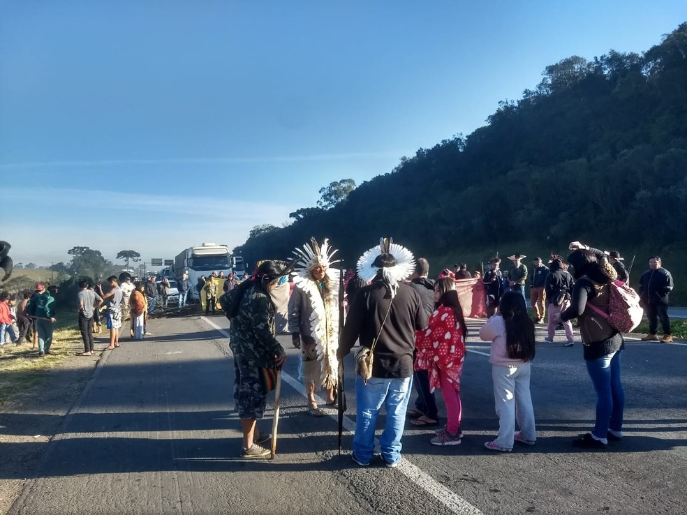 Ãndios protestam na RegiÃ£o de Curitiba nesta sexta-feira (12) â Foto: Vanessa Rumor/RPC
