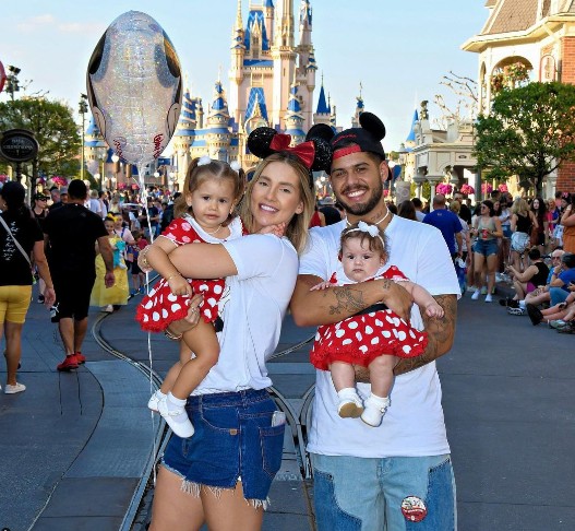 Virginia Fonseca, Zé Felipe, Maria Alice e Maria Flor na Disney — Foto: Instagram/Reprodução