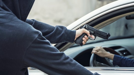 Veja como reduzir o risco de ser roubado à mão armada no carro e como agir caso isso aconteça