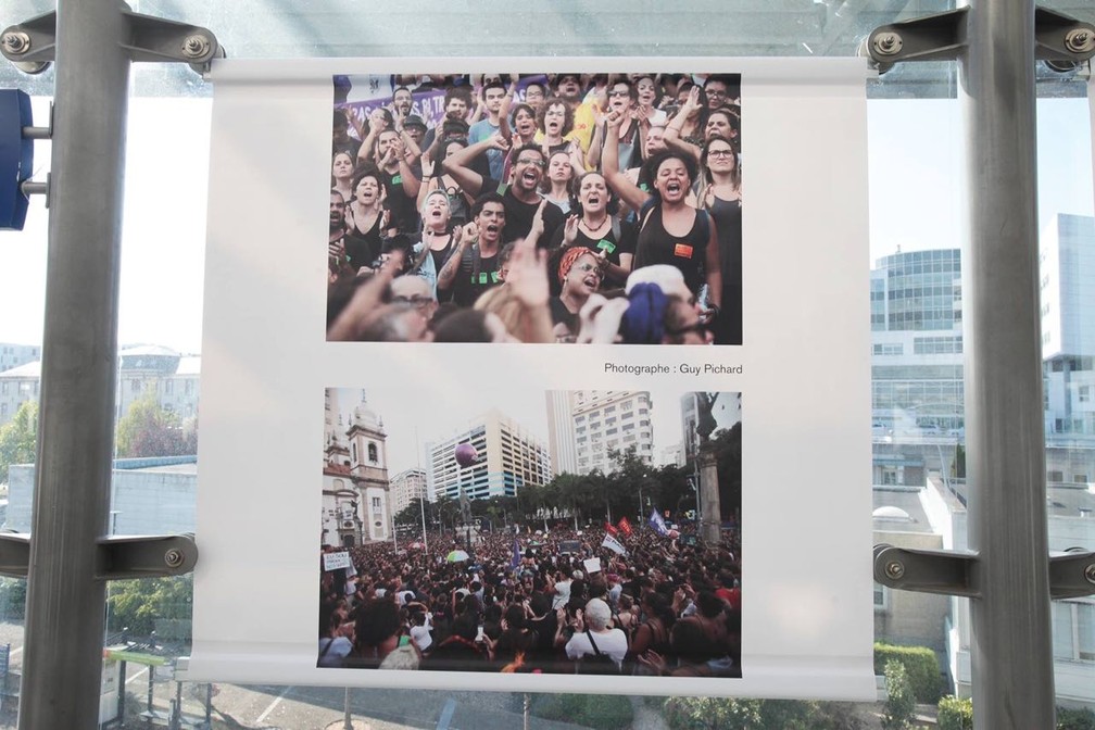 Multidão que se reuniu em um ato em frente à Câmara de Vereadores do Rio aparece em oito fotos exibidas em estação de metrô de Rennes, na França — Foto: Guy Picheard