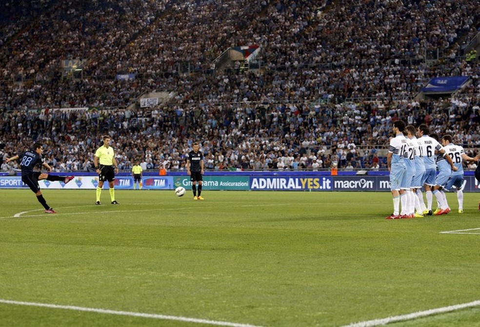 Hernanes na batida do seu primeiro gol de falta com a perna esquerda na carreira profissional — Foto: Reuters