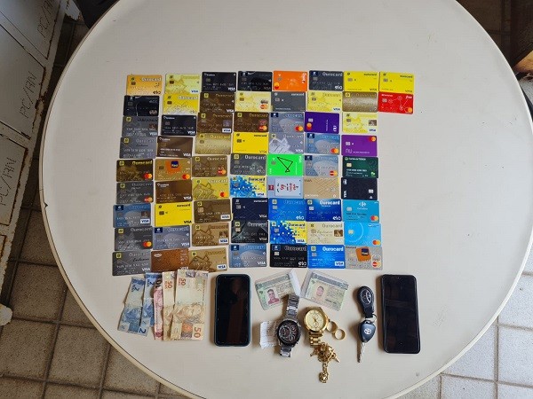 PM prende dupla que aplicava golpe da 'troca de cartões' em agência bancária de Natal