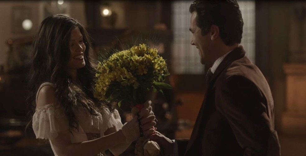 Vicente entrega flores para Maria Vitória, que fica muito feliz (Foto: TV Globo)
