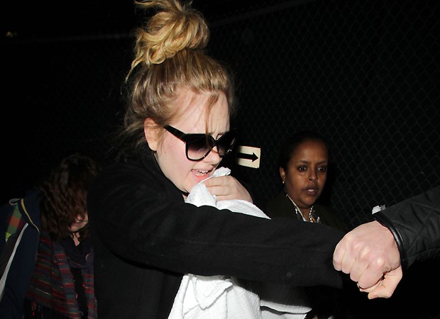 Adele se desespera ao desembarcar com o filho em LA (Foto: Splash News)