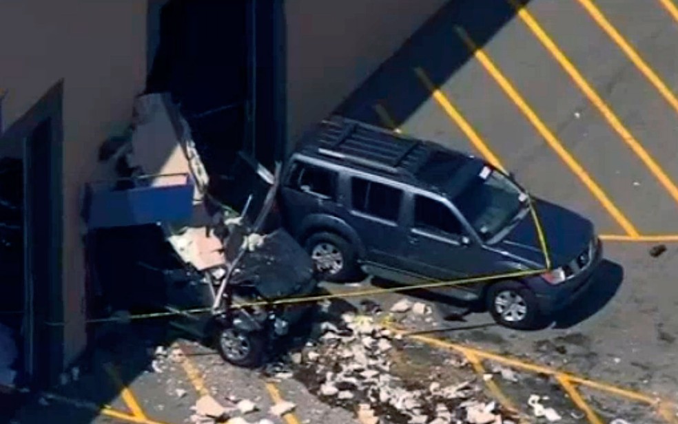 Imagem de vídeo da NBC Boston mostra destruição provocada por veículo em acidente durante leilão em Billerica, Massachusetts, na quarta (3) (Foto: NBC Boston via AP)