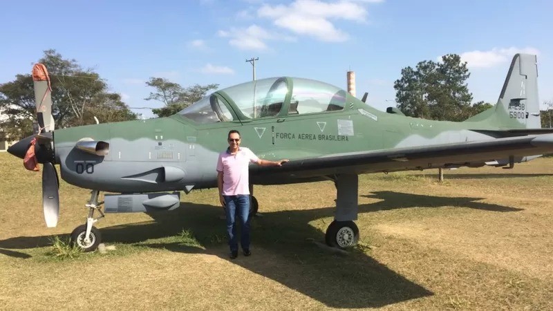 Edson Boaventura Júnior ao lado de um Super Tucano A-29 (Foto: Acervo pessoal/BBC)