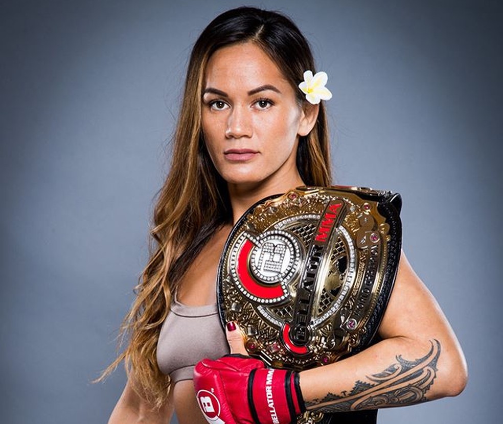 Ilima-Lei Macfarlane posa com o cinturão do Bellator: havaiana está invicta em oito lutas de MMA (Foto: Reprodução/Instagram)