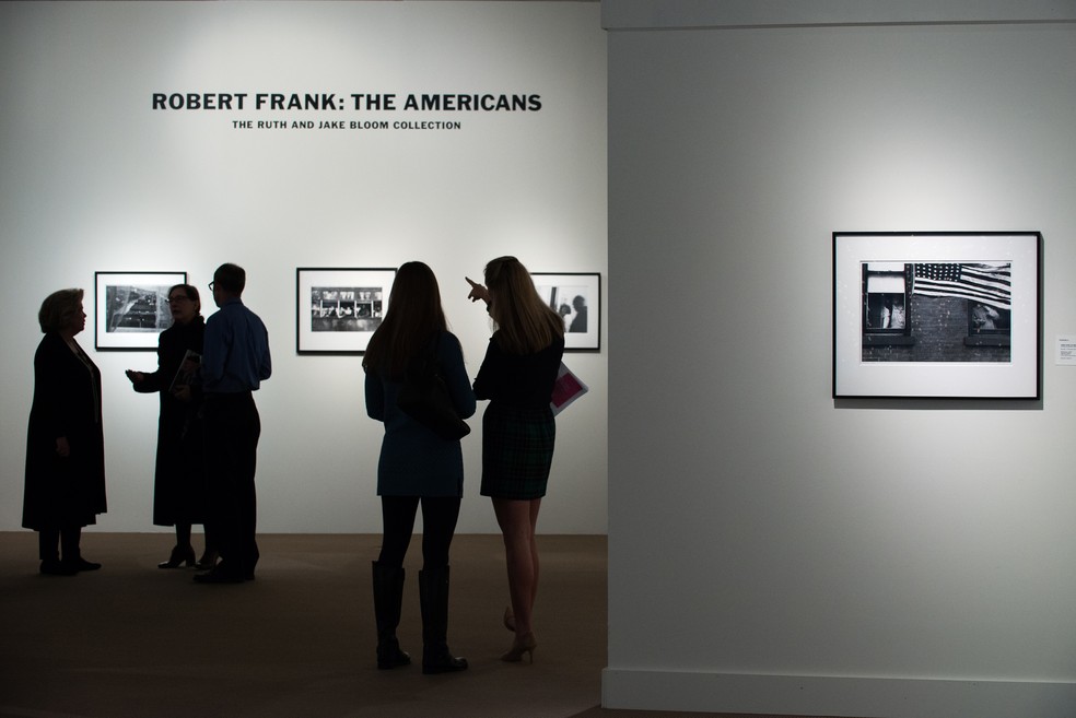 Visitantes observam a mostra do livro âThe Americansâ, em Nova York, em dezembro de 2015.  â Foto: Bryan Thomas / GETTY IMAGES NORTH AMERICA / AFP