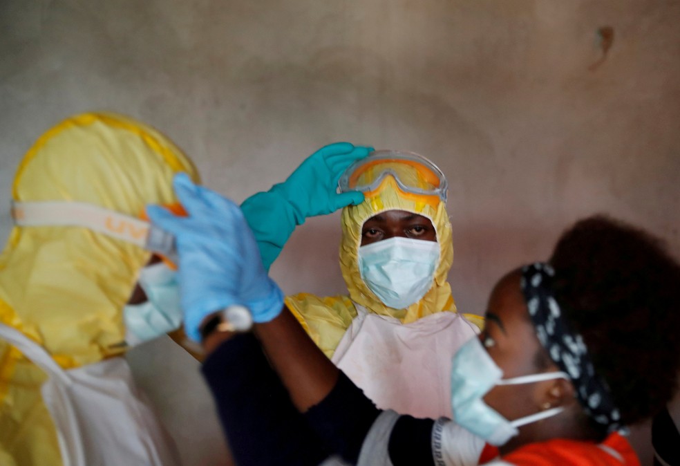 Profissionais de saúde ajustam equipamentos de proteção durante funeral de uma pessoa com suspeita de ter morrido de ebola em Beni, na província de Kivu do Norte, na República Democrática do Congo, em 9 de dezembro de 2018. — Foto: Goran Tomasevic/Arquivo/Reuters