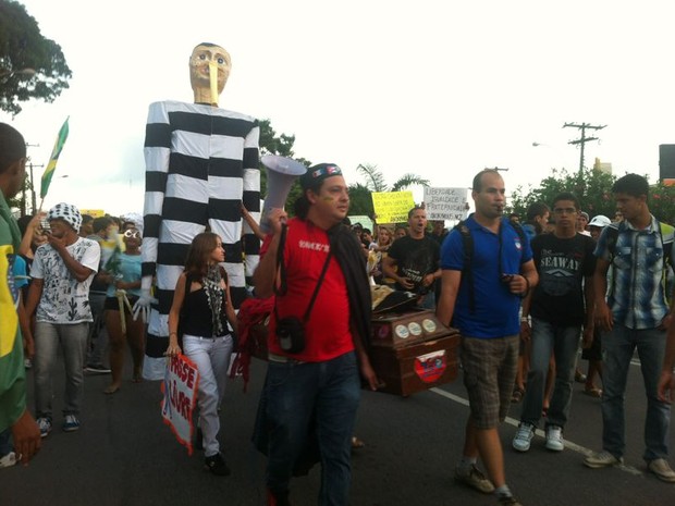 Manifestantes levaram caixão para o protesto (Foto: Michelle Farias/G1)