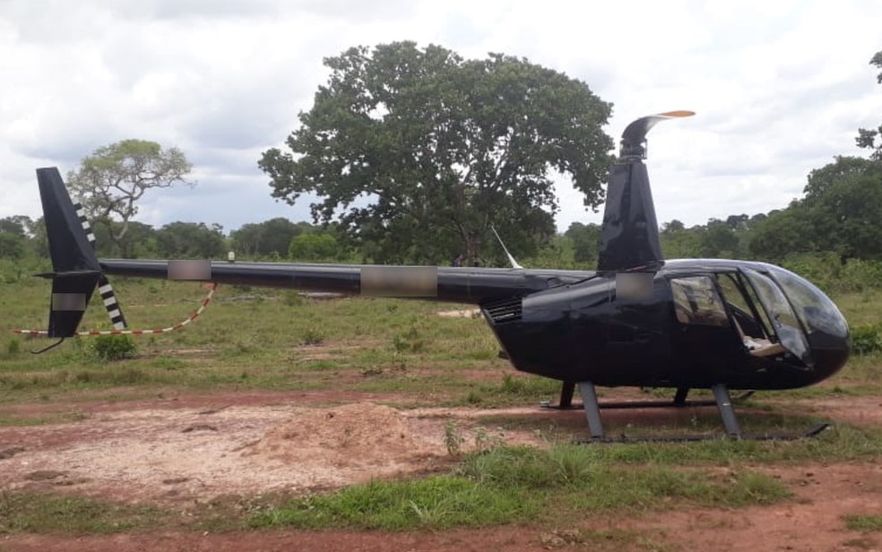 Helicóptero apreendido pela Polícia Civil suspeito de ser usado no tráfico de drogas em Goiás — Foto: Reprodução/TV Anhanguera