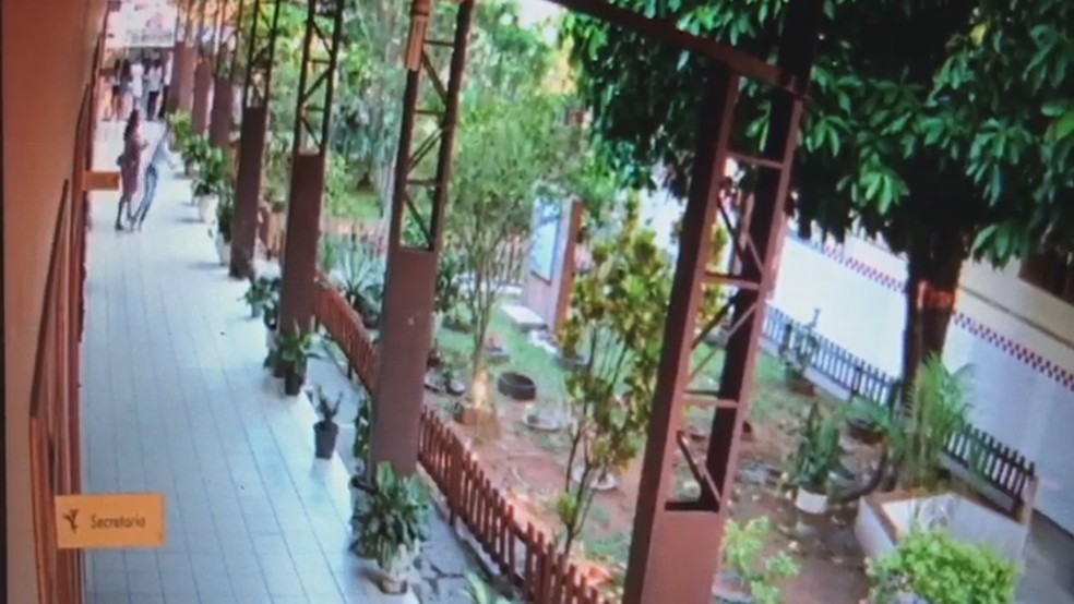 Mãe de aluna agrediu funcionária de escola em Rio Branco (Foto: Reprodução)