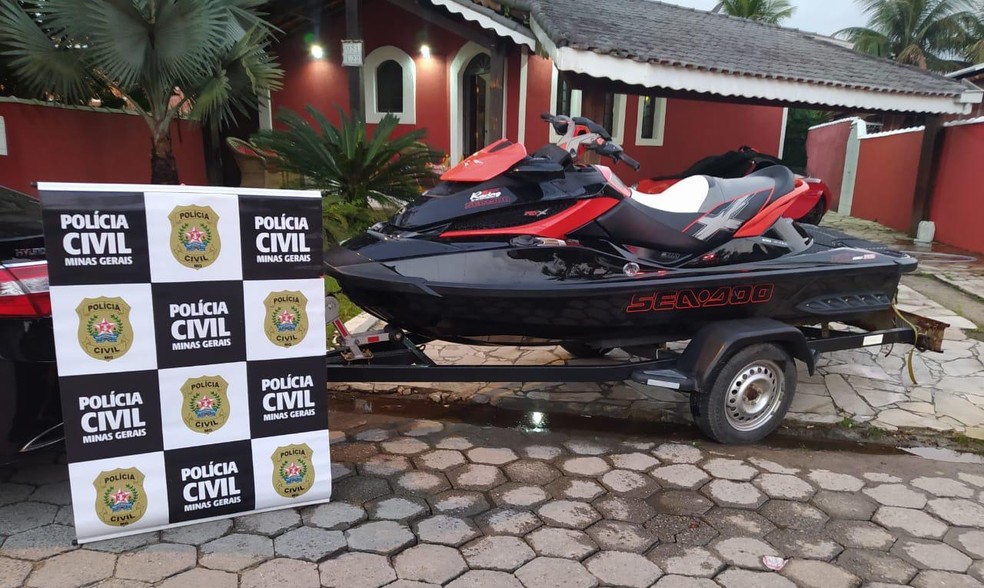 Suspeito foi detido no litoral paulista; com ele também foi encontrada moto áquatica — Foto: Polícia Civil/Divulgação