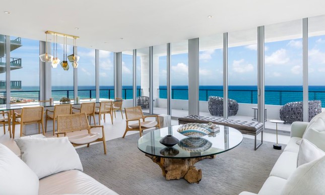 A sala da cobertura que Mário Garnero colocou à venda em Miami