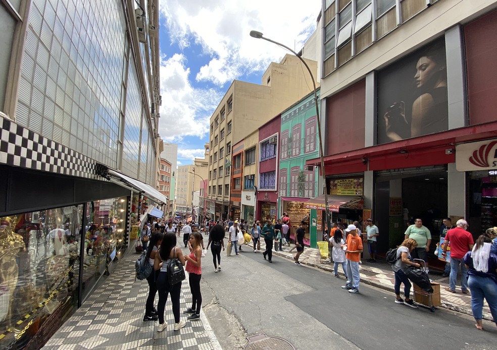 Ladeira Porto Geral, na região central de São Paulo, concentra lojas de fantasias — Foto: Patrícia Figueiredo/G1