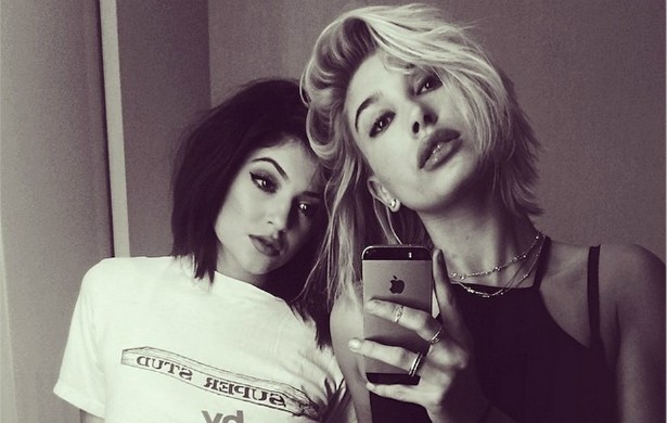 Falando em Kardashians, Kylie Jenner (à esq.) é muito amiga de Hailey Baldwin, filha do ator Stephen Baldwin (e sobrinha de Alec Baldwin). Ambas têm 17 anos de idade e trabalham como modelos. (Foto: Instagram)