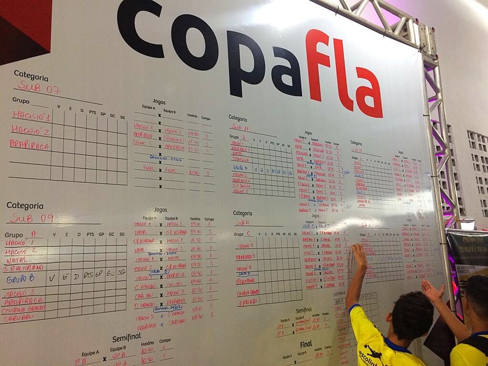Competidores checam os hor&aacute;rios dos jogos (Foto: Rafael Brito/GloboEsporte.com)