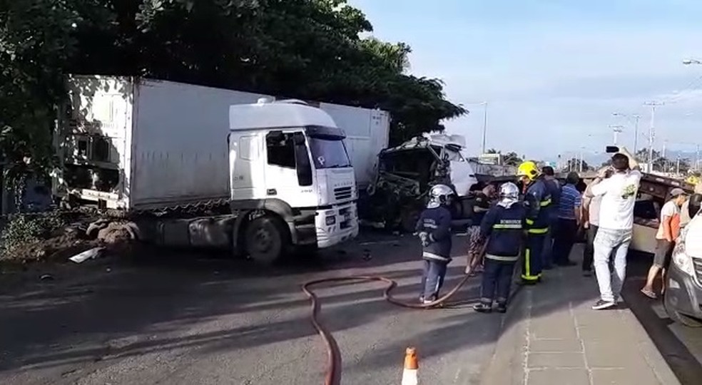 Acidente entre dois caminhões deixou um ferido, em Paranaguá — Foto: Divulgação/PRF