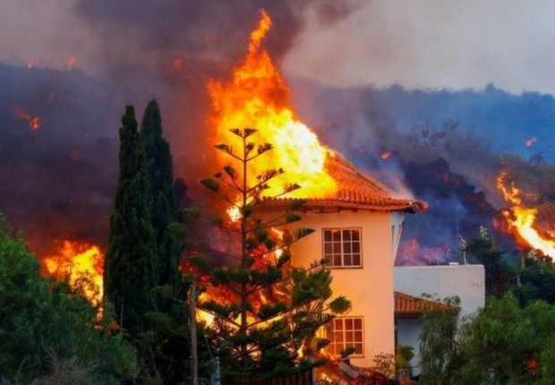 A lava do vulcão Cumbre Vieja destruiu várias casas em vilarejos próximos em La Palma (Foto: Reuters via BBC News)