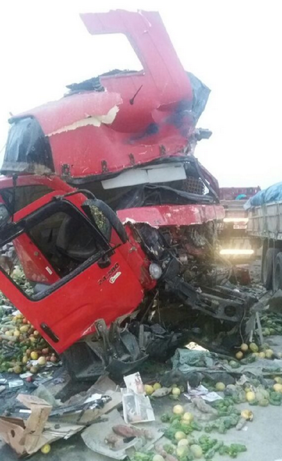 A Polícia Rodoviária Federal do Ceará informou que um caminhão que vinha carregado de frutas e verduras bateu na traseira de outro que saía de um posto de combustíveis, carregado de cimento.  (Foto: PRF-CE)