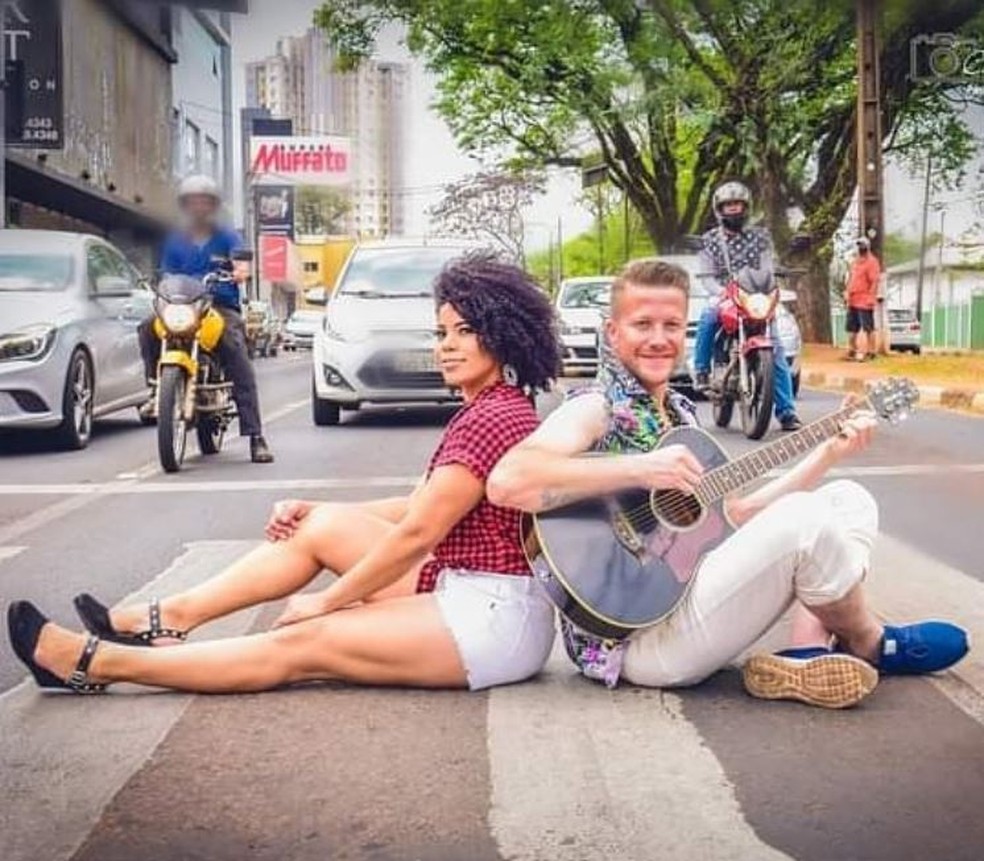Casal de músicos cantavam em semáforos durante a pandemia, em Foz do Iguaçu  — Foto: Arquivo pessoal