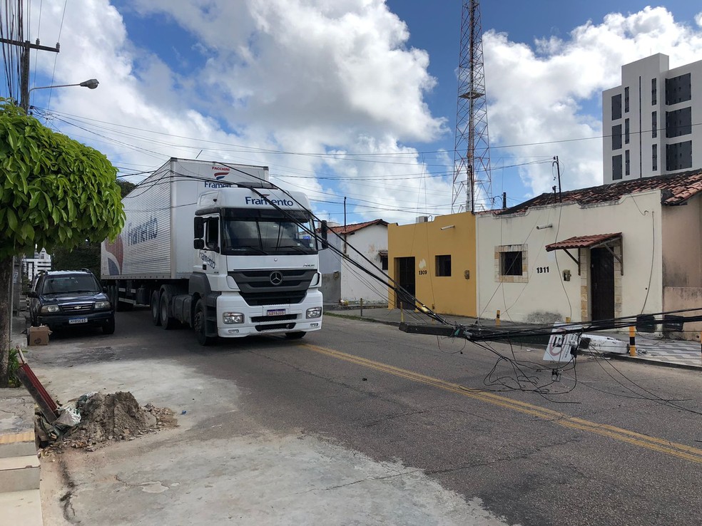 Poste caiu após fios serem puxados por caminhão em Natal — Foto: Vinícius Marinho/Inter TV Cabugi