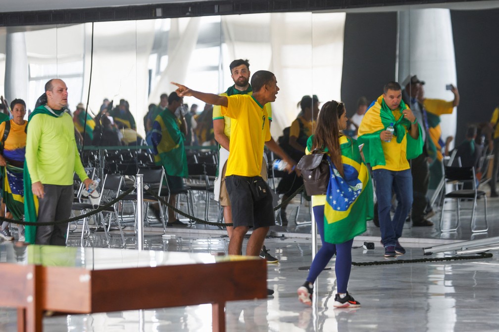 Pessoas em invasões ilegais em prédios de Brasília durante este domingo (8) — Foto: Adriano Machado / Reuters