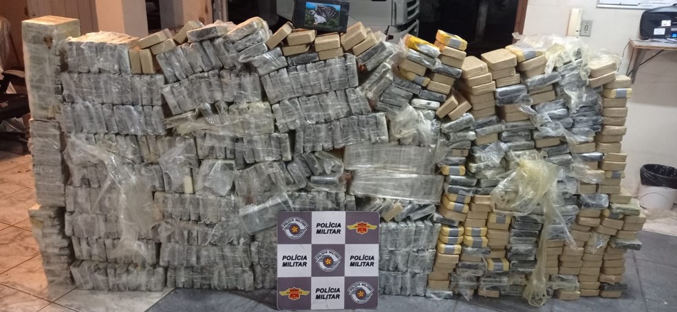 Polícia Rodoviária apreende 587 tabletes de cocaína em Catiguá (SP) — Foto: Polícia Militar/Divulgação