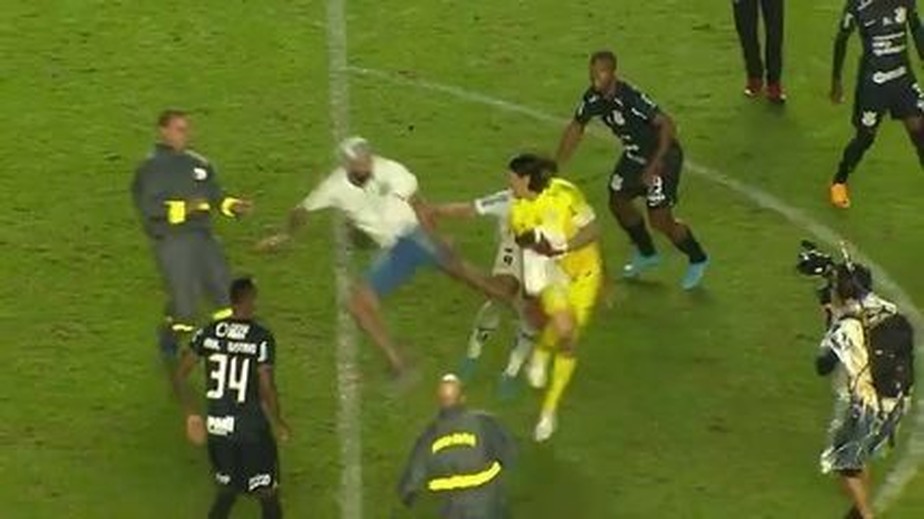 Torcedor do Santos tenta agredir o goleiro Cássio, do Corinthians, durante partida pela Copa do Brasil