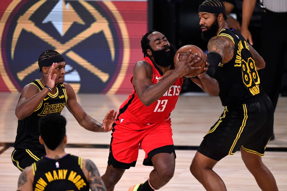James Harden, do Houston Rockets, tenta passar pela defesa do LA Lakers — Foto: Gettyimages