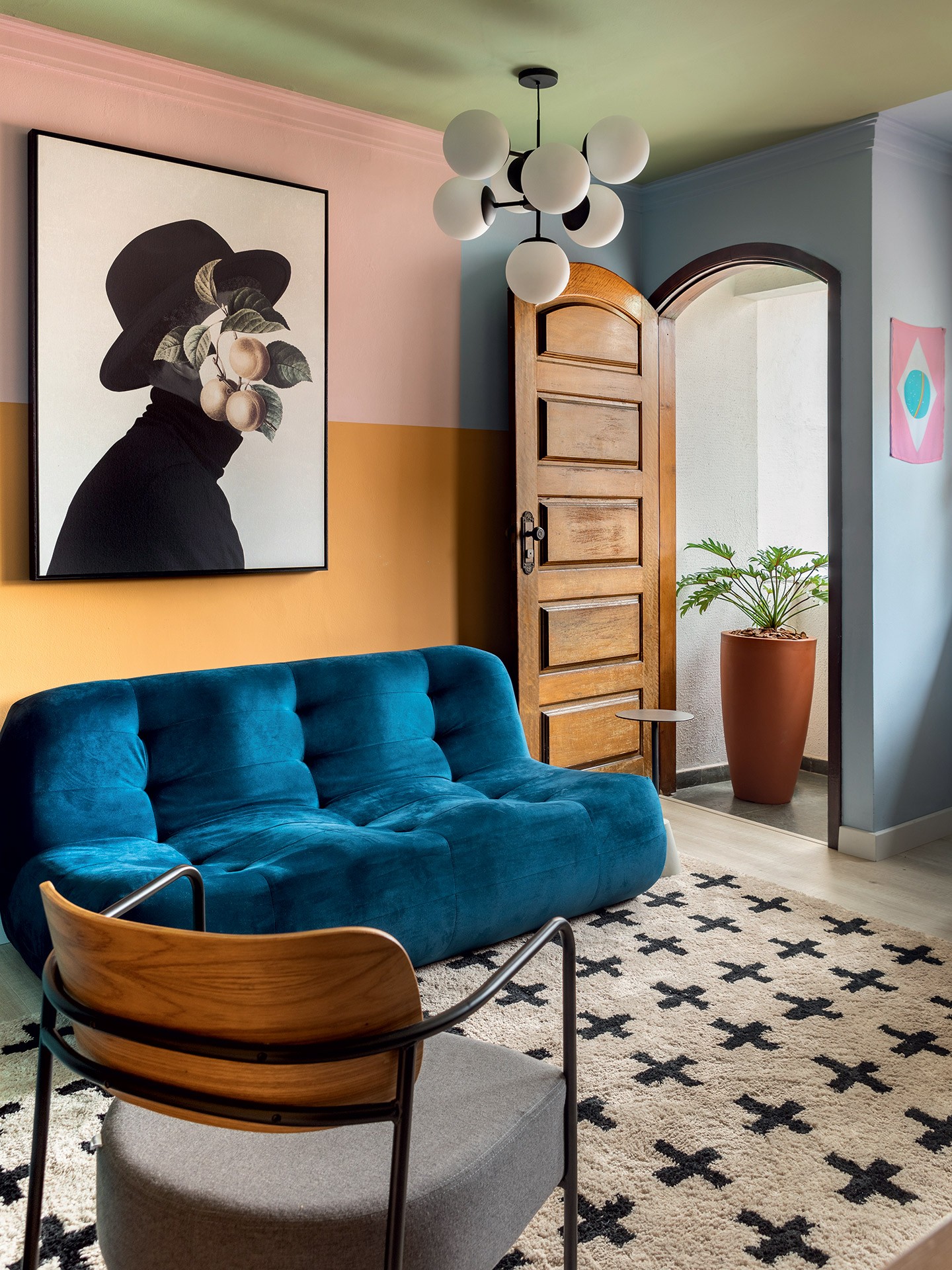 Vítor diCastro mostra décor supercolorido da casa onde mora com o marido (Foto: Gui Gomes)