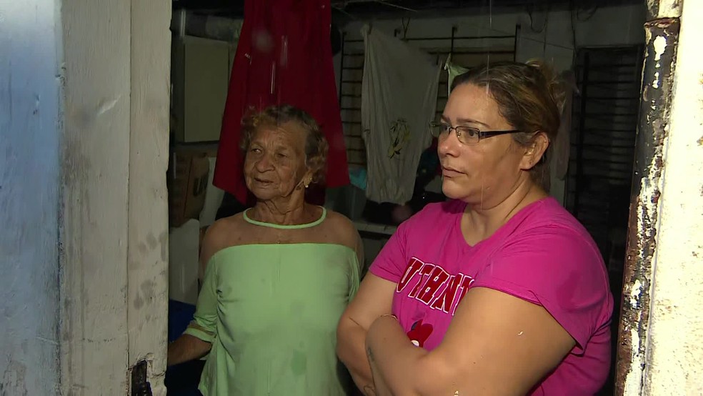 Marcela (à direita) e a vizinha Laura (à esquerda), moradoras da comunidade das Malvinas, no bairro da Várzea, Zona Oeste do Recife — Foto: Reprodução/TV Globo