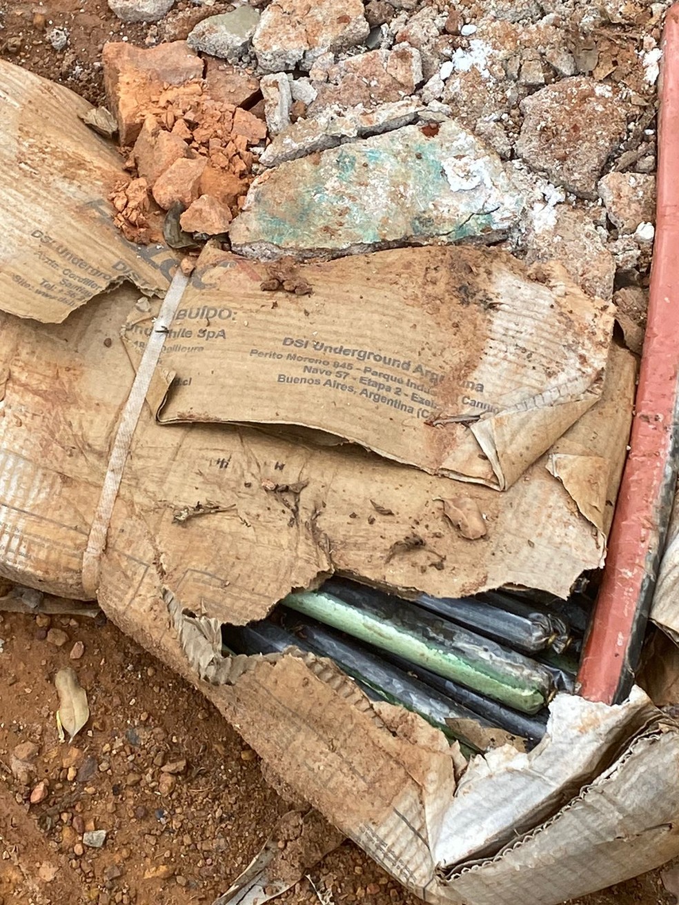 Pelo menos sete caixas foram encontradas no lixão — Foto: Divulgação