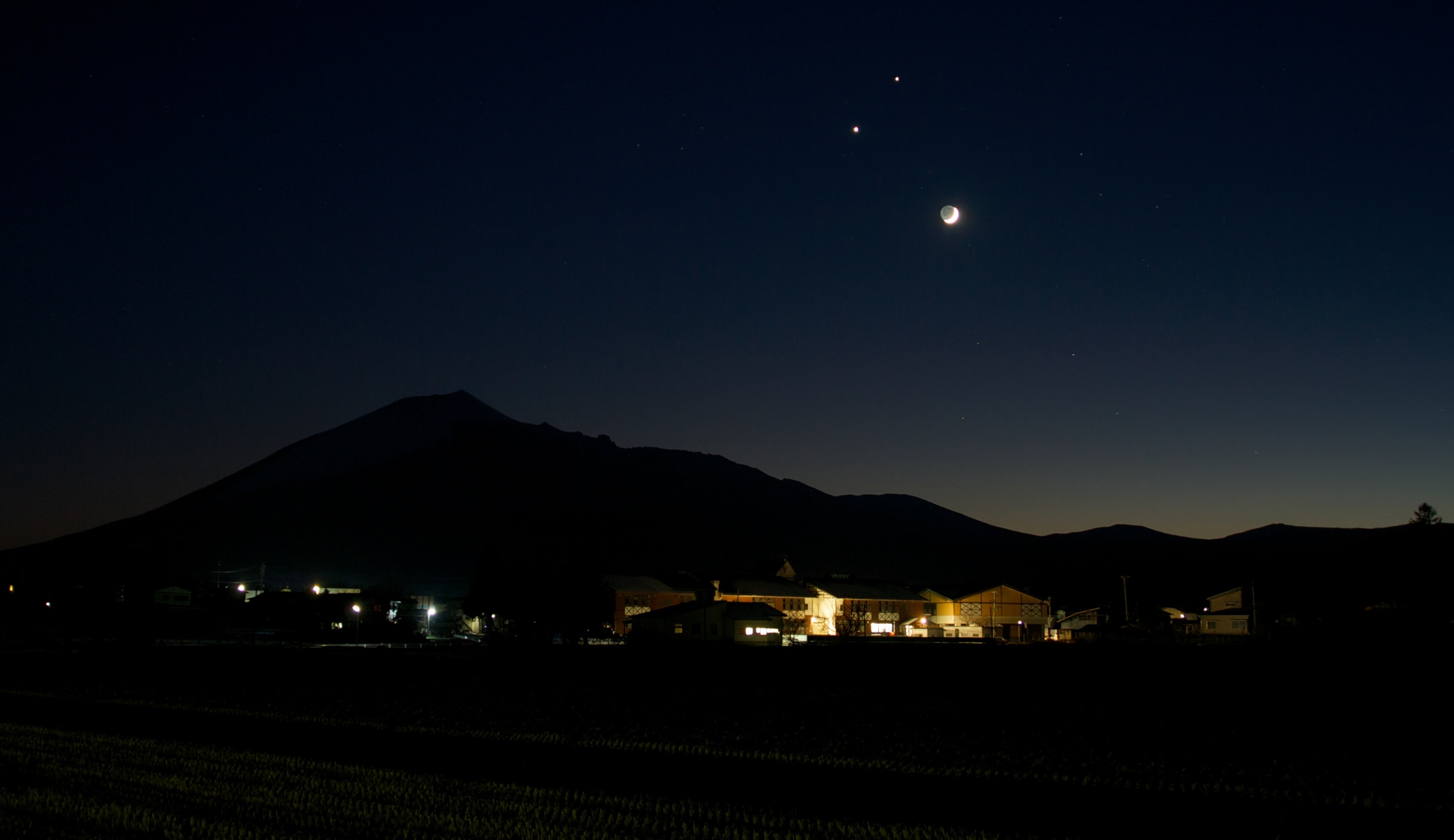 Aqui vemos Vênus e Júpiter próximos da lua - no evento de hoje Vênus e Marte vão estar ainda mais juntos! (Foto: jasohill/flickr/creative commons)