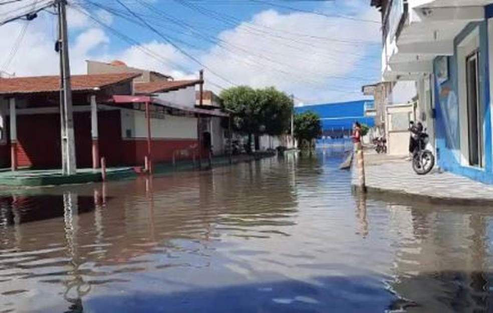 Iguatu, no interior do Ceará, fica com ruas alagadas após chuva nesta terça-feira (13). — Foto: Reprodução
