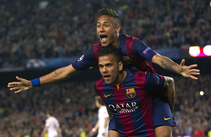 Neymar e Daniel Alves comemoram, Barcelona x PSG (Foto: Agência EFE)