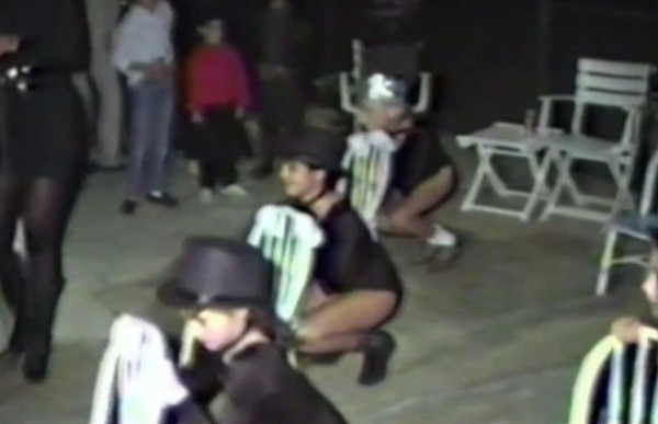 As irmãs de Kim Kardashian fazendo uma dancinha em uma festa de aniversário da infância da socialite (Foto: Reprodução)