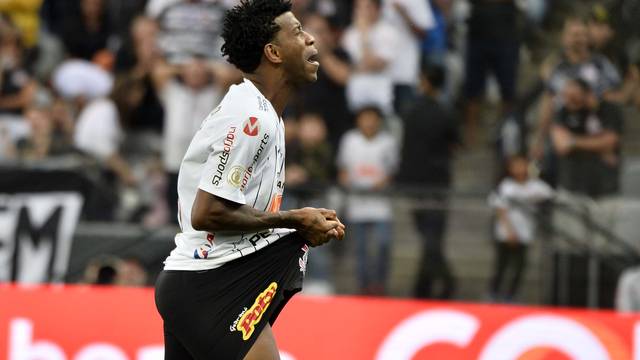 Gil lamenta gol perdido no retorno ao Corinthians