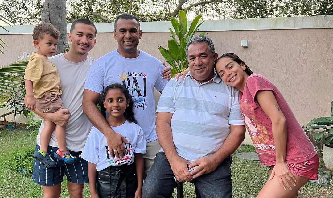Anitta se reúne com irmãos e sobrinhos para Dia dos Pais (Foto: Reprodução)
