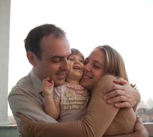 Talmai, o marido, André, e a filha, Clara, 2 anos (Foto: Raoni Maddalena)