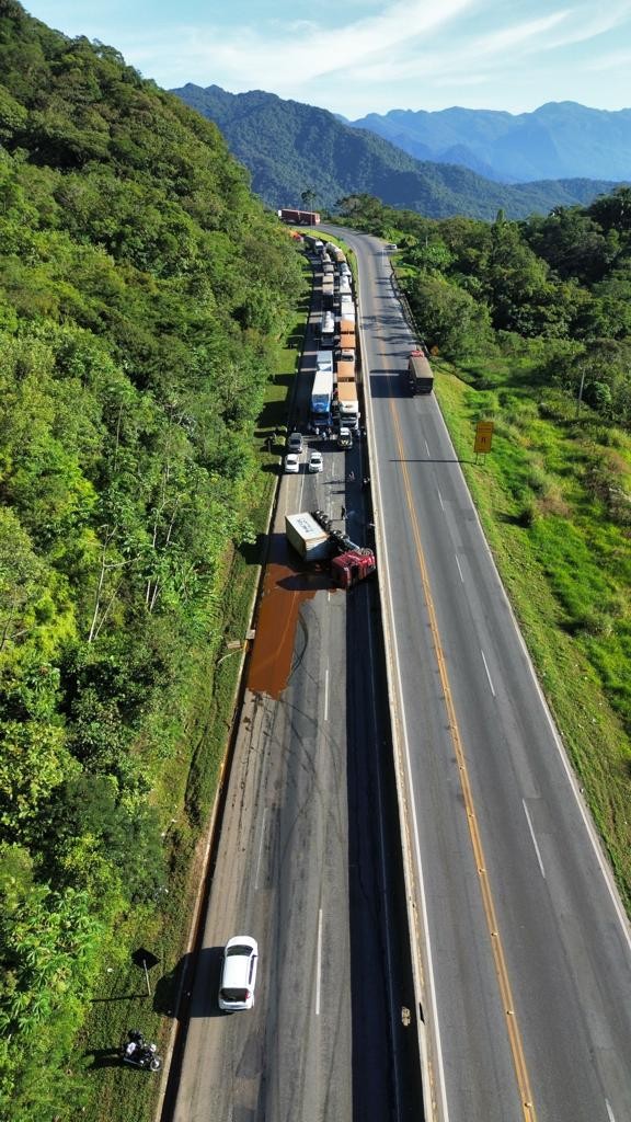 Trânsito para Paranaguá na BR-277 continua em faixa única neste domingo (28); caminhão com óleo vegetal tombou na pista no sábado