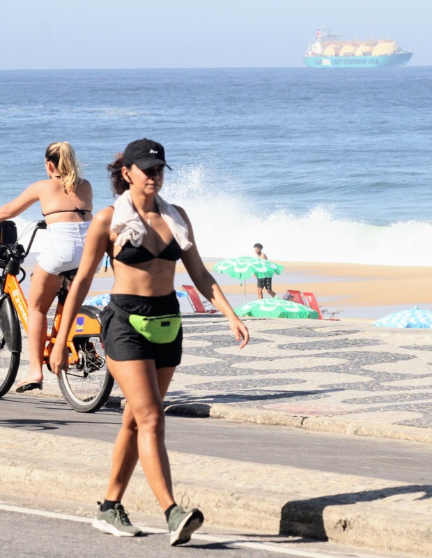 Kizi Vaz curte dia em praia carioca (Foto: Daniel Delmiro/AgNews)