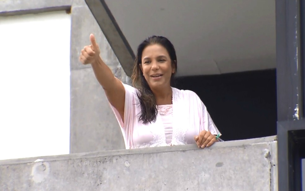 Ivete apareceu na varanda do hospital e conversou com a imprensa (Foto: Reprodução/TV Bahia)